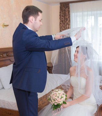 Buket odası olan mutlu yakışıklı damat.