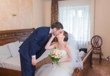 Buket odası olan mutlu yakışıklı damat.