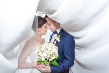 Buket odası olan mutlu yakışıklı damat.