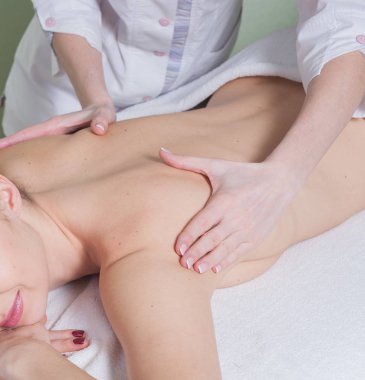 Spa kadını. Kadın kozmetik merkezindeki sırt masajından zevk alıyor. Vücut bakımı, cilt bakımı, sağlık, refah, güzellik tedavi konsepti.