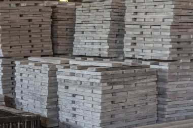 Prefabrik betonarme döşeme bir ev bina fabrikada yığını