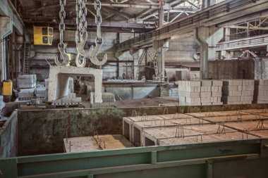 Prefabrik betonarme döşeme bir ev bina fabrikada yığını