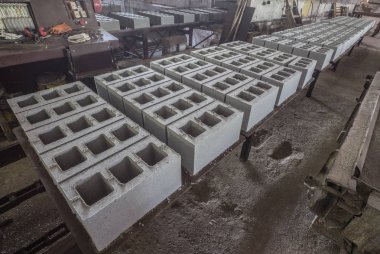 Prefabrik betonarme döşeme bir ev bina fabrikada yığını