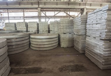 Prefabrik betonarme döşeme bir ev bina fabrikada yığını