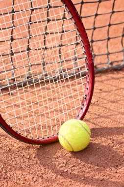 Kil tenis kortunda Tenis raket ve topları görünümü kadar yakın