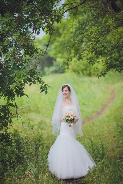 Noiva Noivo Dia Casamento Andando Livre Natureza Primavera Casal Nupcial — Fotografia de Stock