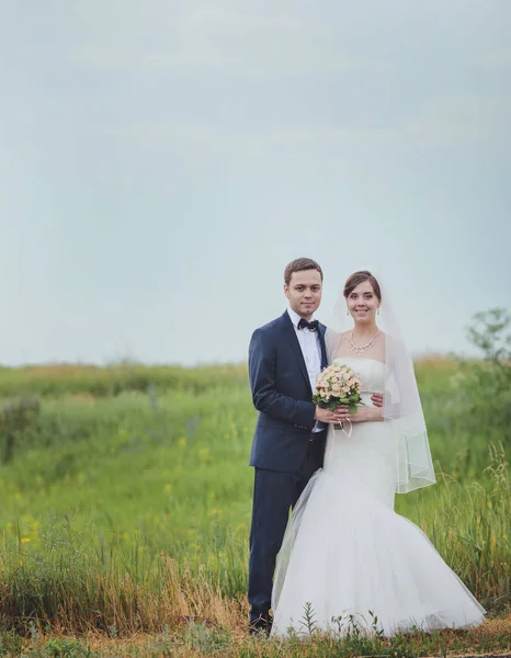 Elegante Braut Und Bräutigam Posieren Zusammen Freien Einem Hochzeitstag — Stockfoto