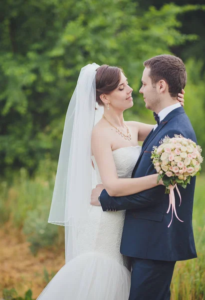 Elegante Braut Und Bräutigam Posieren Zusammen Freien Einem Hochzeitstag — Stockfoto