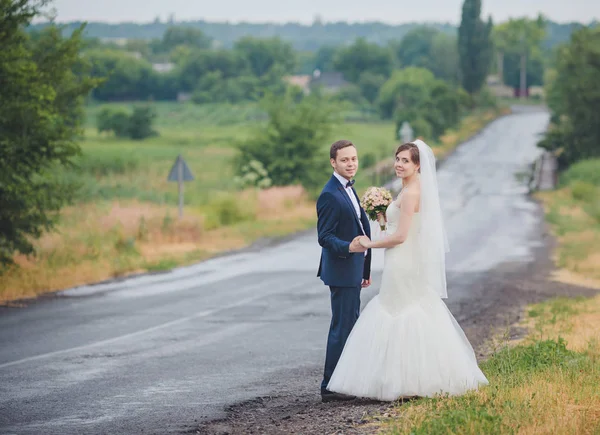 Elegáns Menyasszony Vőlegény Pózolnak Együtt Szabadban Egy Esküvő Napján — Stock Fotó