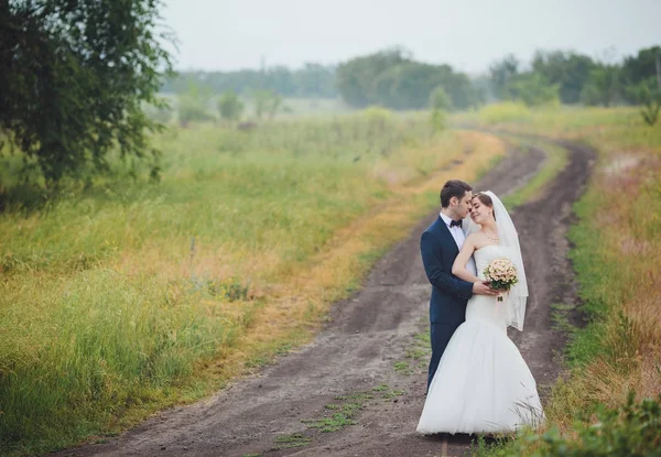 Braut Und Bräutigam Hochzeitstag Beim Spaziergang Der Natur Des Frühlings — Stockfoto