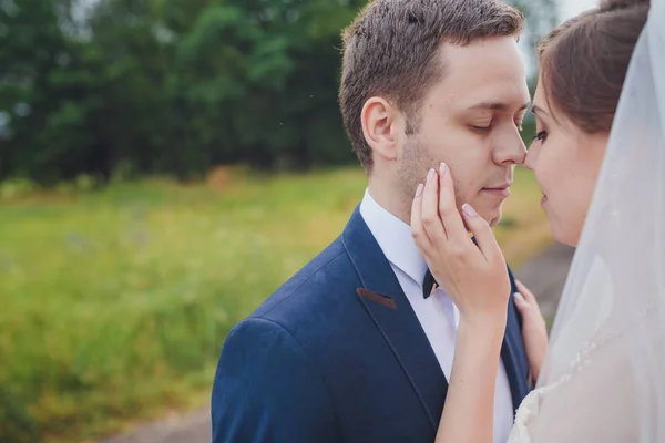 Novia Elegante Novio Posando Juntos Aire Libre Día Boda — Foto de Stock