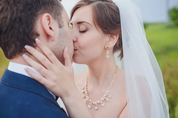 Elegante Braut Und Bräutigam Posieren Zusammen Freien Einem Hochzeitstag — Stockfoto