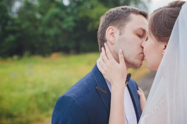 Noiva Elegante Noivo Posando Juntos Livre Dia Casamento — Fotografia de Stock