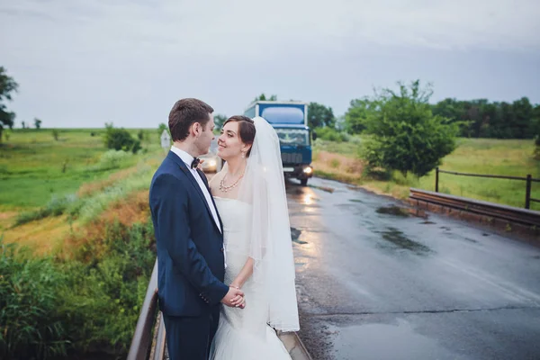 Novia Elegante Novio Posando Juntos Aire Libre Día Boda — Foto de Stock