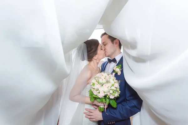 Elegante Braut Und Bräutigam Posieren Zusammen Freien Einem Hochzeitstag — Stockfoto