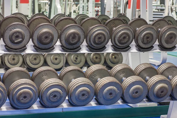 Set Gantere Multe Gantere Sala Sport Oglinda Sala Gimnastică Oamenii — Fotografie, imagine de stoc