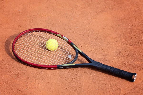 粘土のテニスコートでテニス ラケットとボールのビューを閉じる — ストック写真