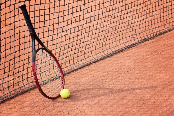 Nahaufnahme Von Tennisschläger Und Bällen Auf Dem Sandtennisplatz — Stockfoto