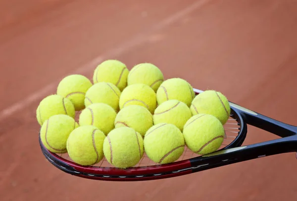 Nahaufnahme Von Tennisschläger Und Bällen Auf Dem Sandtennisplatz — Stockfoto