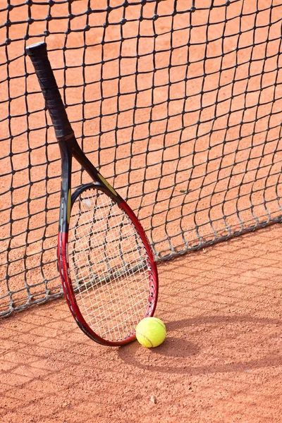 粘土のテニスコートでテニス ラケットとボールのビューを閉じる — ストック写真