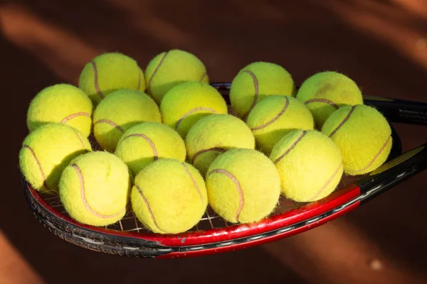 Vista Cerca Raqueta Tenis Pelotas Cancha Tenis Barro —  Fotos de Stock