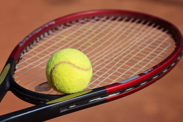Vue Rapprochée Raquette Tennis Des Balles Sur Court Tennis Argile — Photo