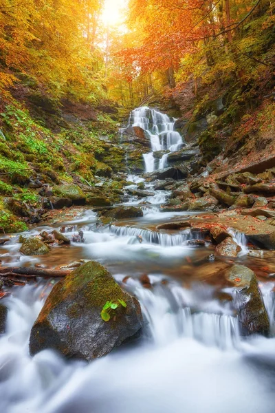 Schöner Wasserfall Gebirgsfluss Buntem Herbstwald Mit Roten Und Orangen Blättern — Stockfoto