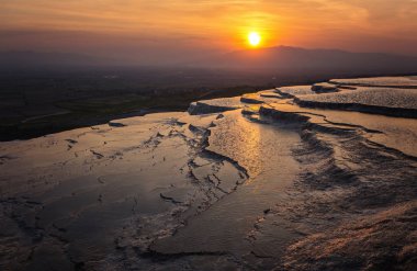 Traverten havuzları ve Pamukkale, Türkiye'de teraslar halinde günbatımı Zamanı