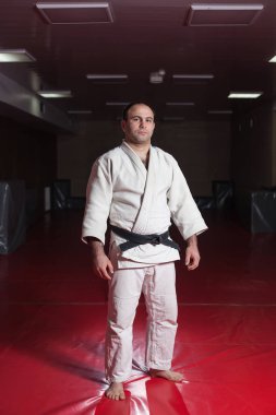 Karanlık bir arka plan karşı karate kemer sıkma avcı