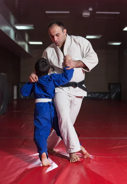 Dvou Karateků Ukazující Technické Dovednosti Zatímco Cvičí Bojová Umění Fight — Stock fotografie