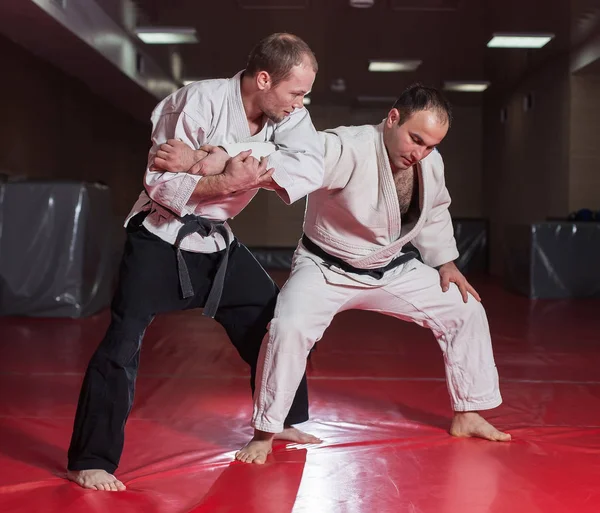 Två Karate Fighters Visar Teknisk Skicklighet Samtidigt Öva Kampsporter Kamp — Stockfoto