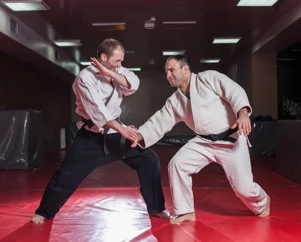 Två Karate Fighters Visar Teknisk Skicklighet Samtidigt Öva Kampsporter Kamp — Stockfoto