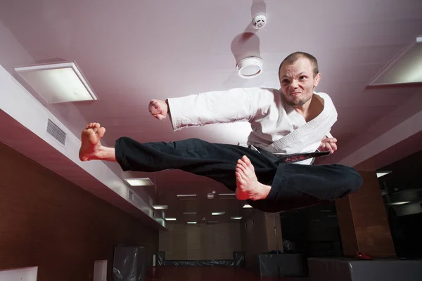 Fuerte Nervioso Luchador Saltando Con Pie Patada Dojo — Foto de Stock