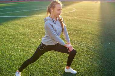 atletik kadın parkta onu bacak germe