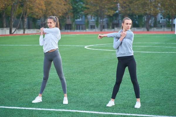 Zwei Schöne Sportmädchen Die Frühen Morgen Gemeinsam Auf Einer Wiese — Stockfoto