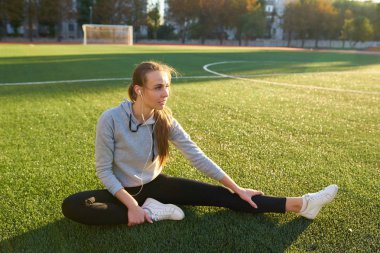 atletik kadın parkta onu bacak germe