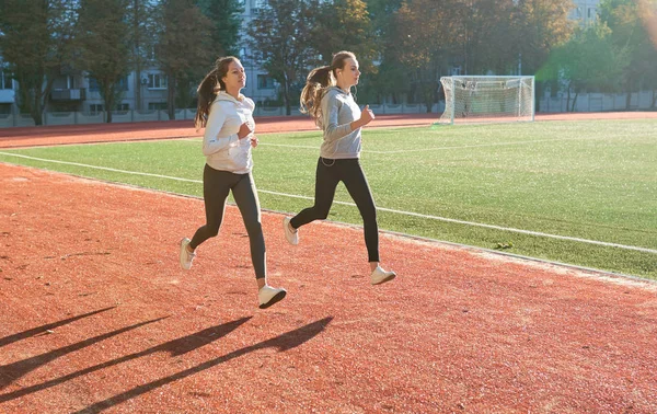 Två Fitness Kör Kvinnliga Jogging Stadion Friidrottsanläggning Öppen Luft Varm — Stockfoto