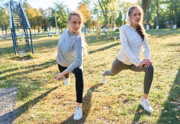 Två Vackra Sport Flickor Tränar Tillsammans Gräsmatta Tidigt Morgonen — Stockfoto