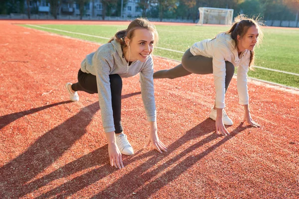 Två Fitness Kör Kvinnliga Jogging Stadion Friidrottsanläggning Öppen Luft Varm — Stockfoto