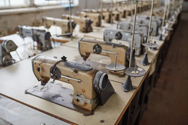Old Sewing Machines Abandoned Garment Factory — Stock Photo, Image
