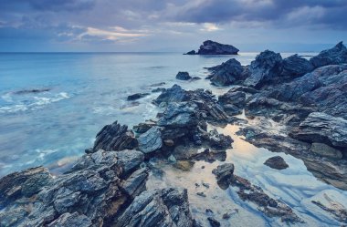 Taşlar ve kayalar içinde süzülüyor ve flowin krem sörf ile ön plana