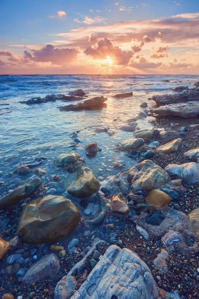 La magie d'un beau coucher de soleil. Chypre est un pays insulaire en — Photo