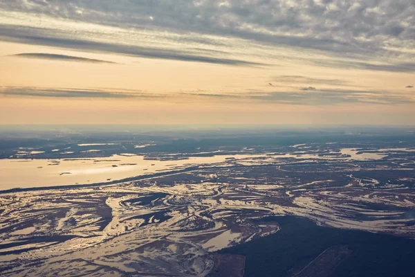 Nascer do sol sobre asa de avião em voo — Fotografia de Stock