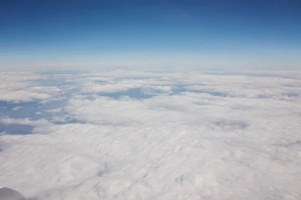 Mavi gökyüzü ve bulut üst uçak penceresinden görüntülemek — Stok fotoğraf