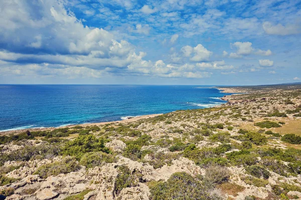 Die felsige Küste der Akamas-Halbinsel. — Stockfoto