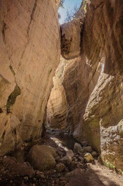 Kıbrıs'ta Avakas Gorge güneşli kayalar.