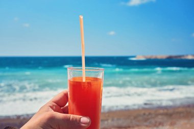 egzotik plaj arka plan üzerinde adamın elinde taze içki
