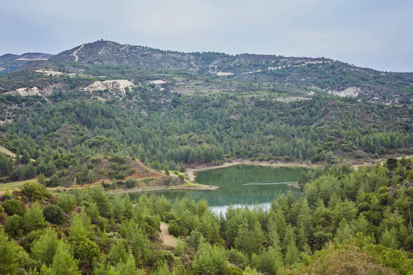 Palaichori dam among the pines in Troodos mountains, Nicosia Dis — Stock Photo, Image