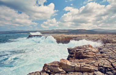 Büyük dalgalar kaçışı Polin Rocky Cape Yarımadası Lara hakkında