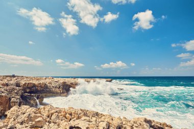 Deniz fırtınası ve geniş yayılan dalgalar, Kıbrıs